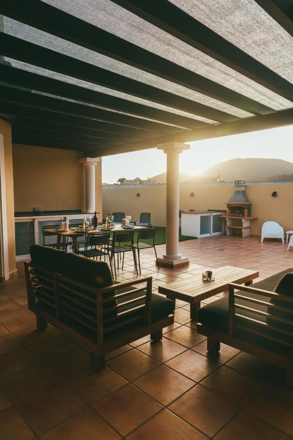 Moderne Villa Met Verwarmd Zwembad In Κοραλέχο Εξωτερικό φωτογραφία
